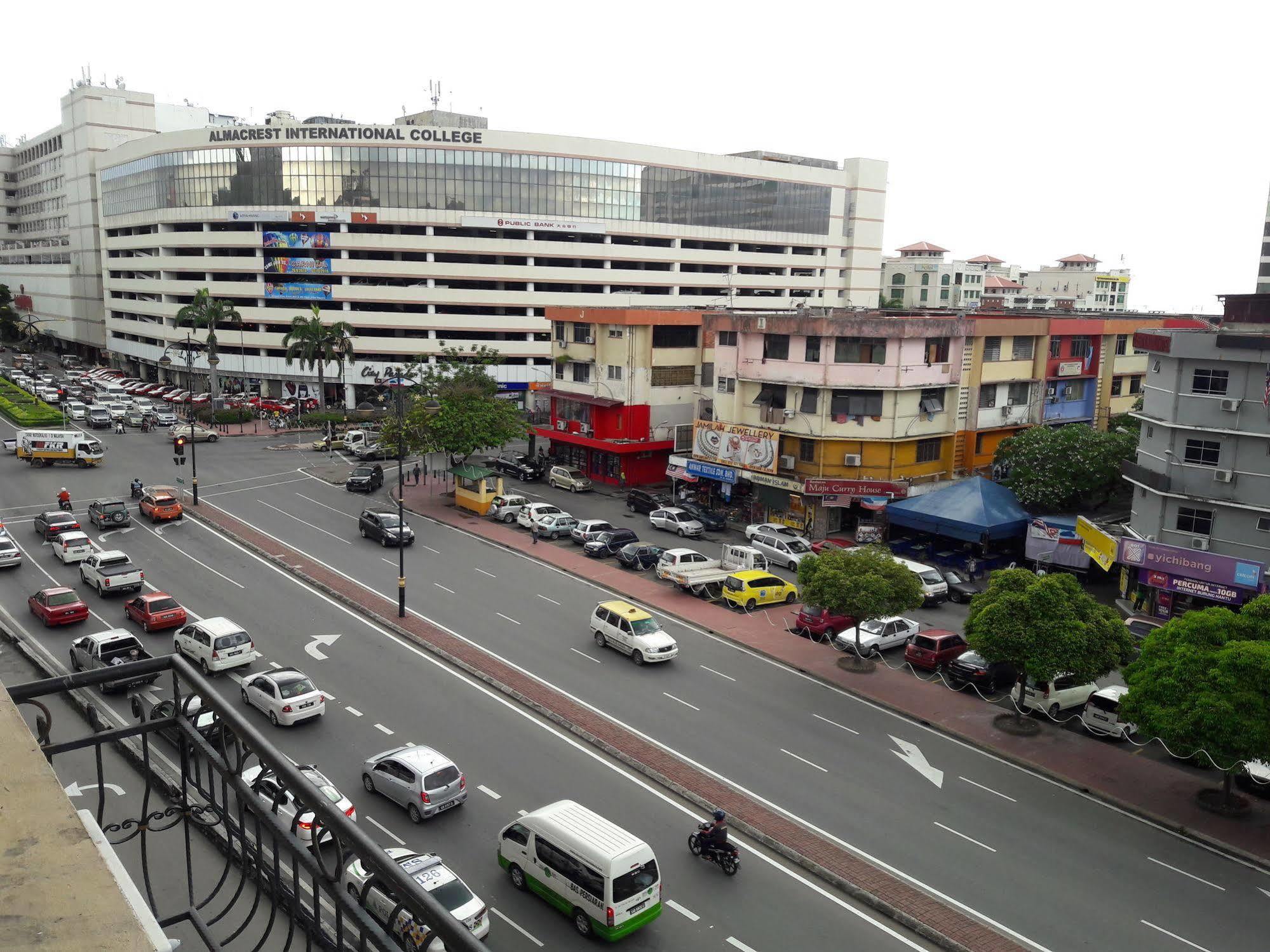 OYO 216 La Viva Hotel Kota Kinabalu Esterno foto